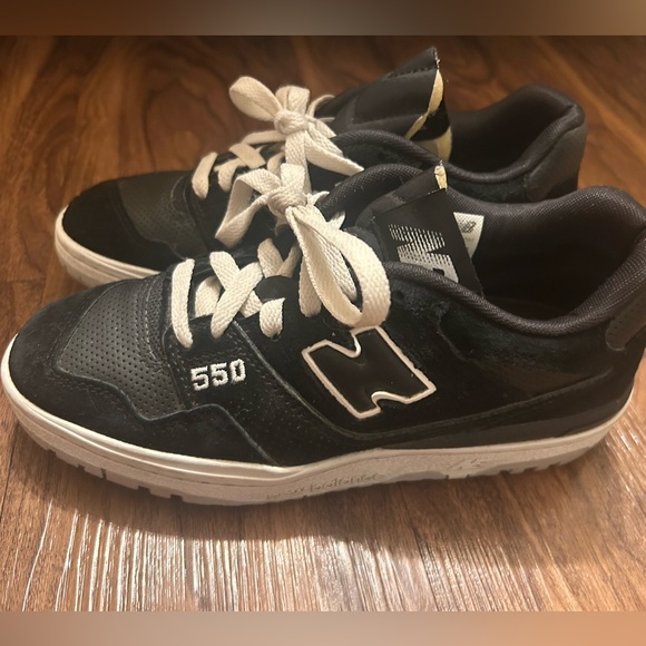 New Balance 550 Black tennis. Size 6 - Picture 6 of 7